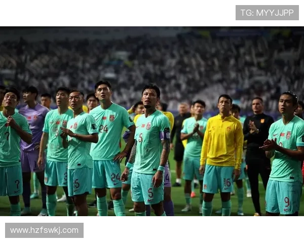 中国男篮逆袭战胜菲律宾挺进亚洲杯四强 赛后教练与球员共庆胜利 中国男篮逆袭战胜菲律宾挺进亚洲杯四强 赛后教练与球员共庆胜利