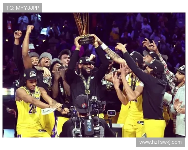 詹姆斯携手浓眉带领湖人迎接新赛季挑战，湖人阵容调整显著，目标冲击总冠军